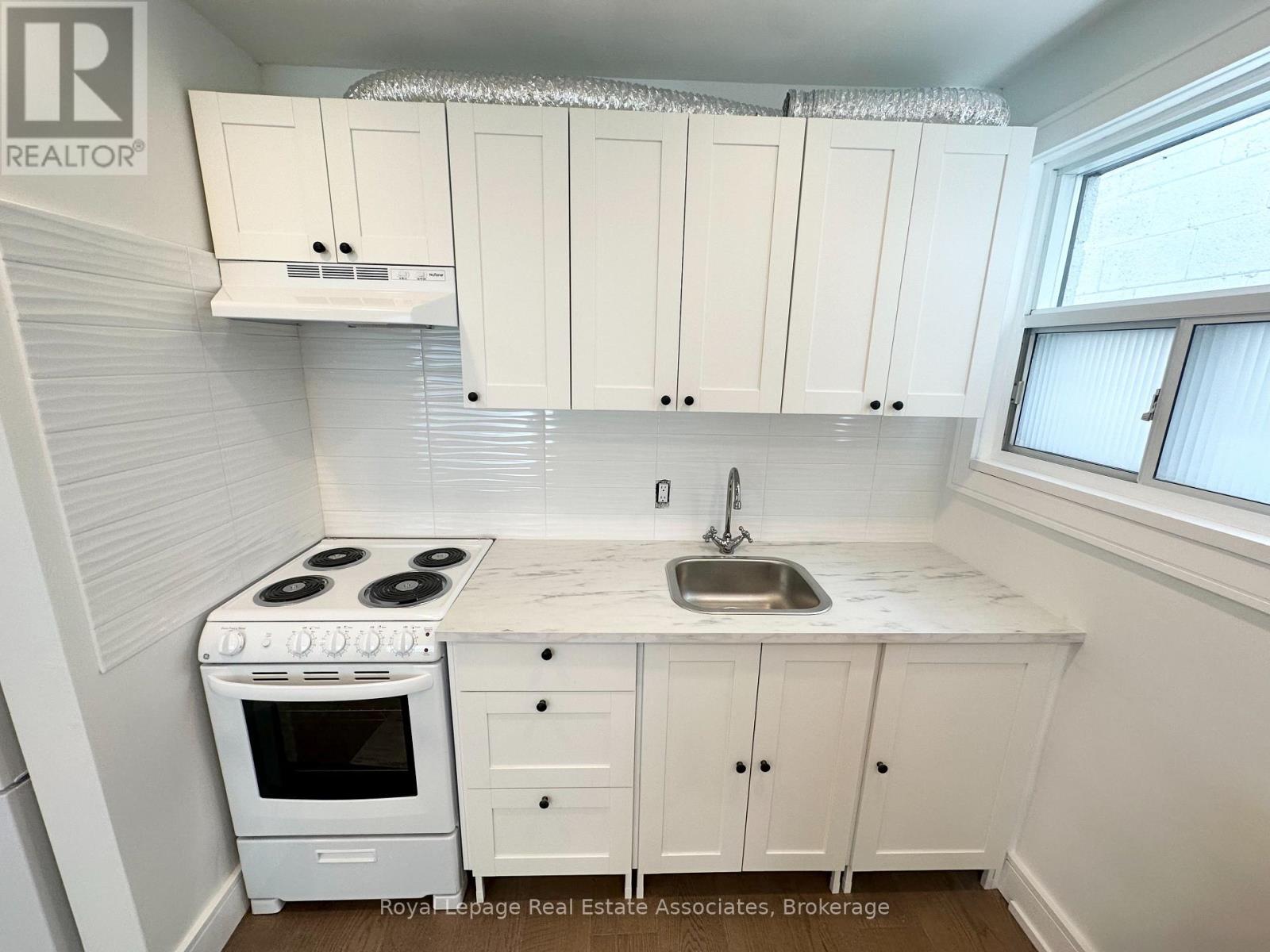 4 - 237 Lakeshore Road E, Mississauga, Ontario  L5G 1G8 - Photo 2 - W12460881