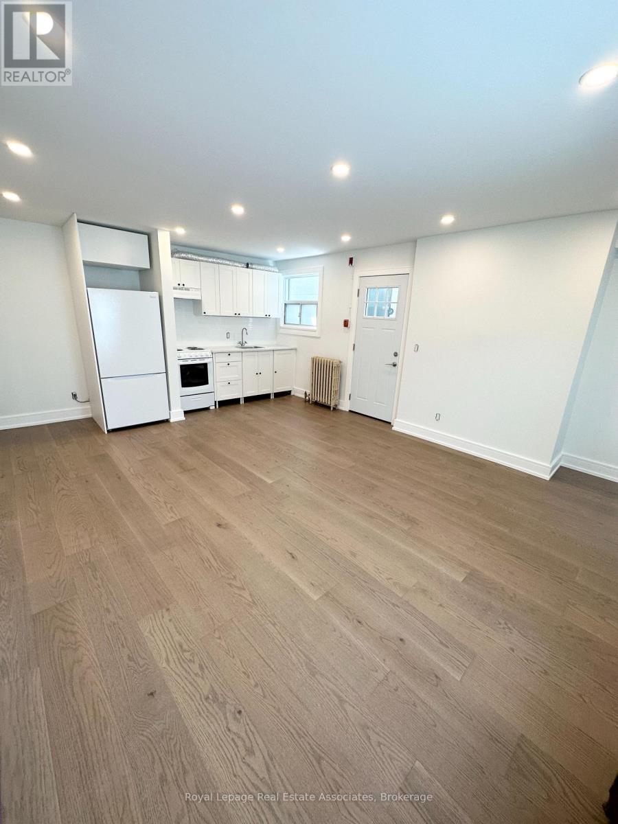 4 - 237 Lakeshore Road E, Mississauga, Ontario  L5G 1G8 - Photo 5 - W12460881