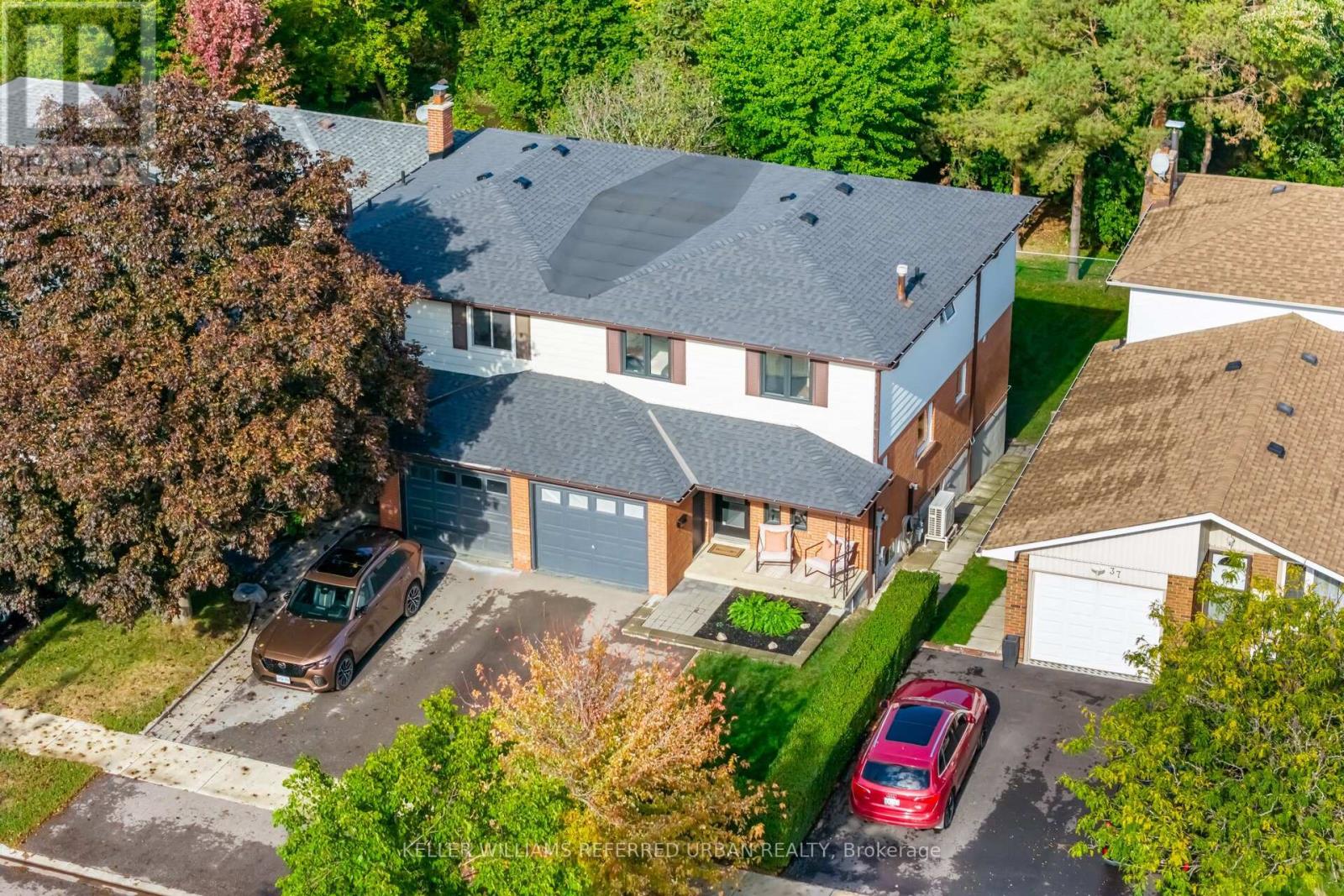 35 Bremen Lane, Mississauga, Ontario  L5M 1G7 - Photo 2 - W12460925