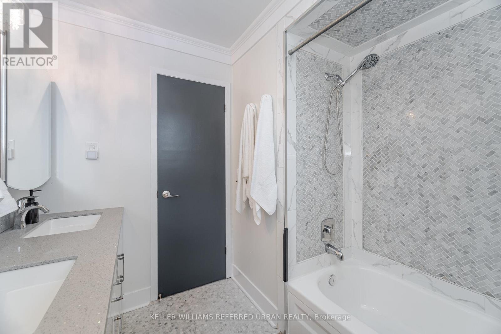 35 Bremen Lane, Mississauga, Ontario  L5M 1G7 - Photo 24 - W12460925