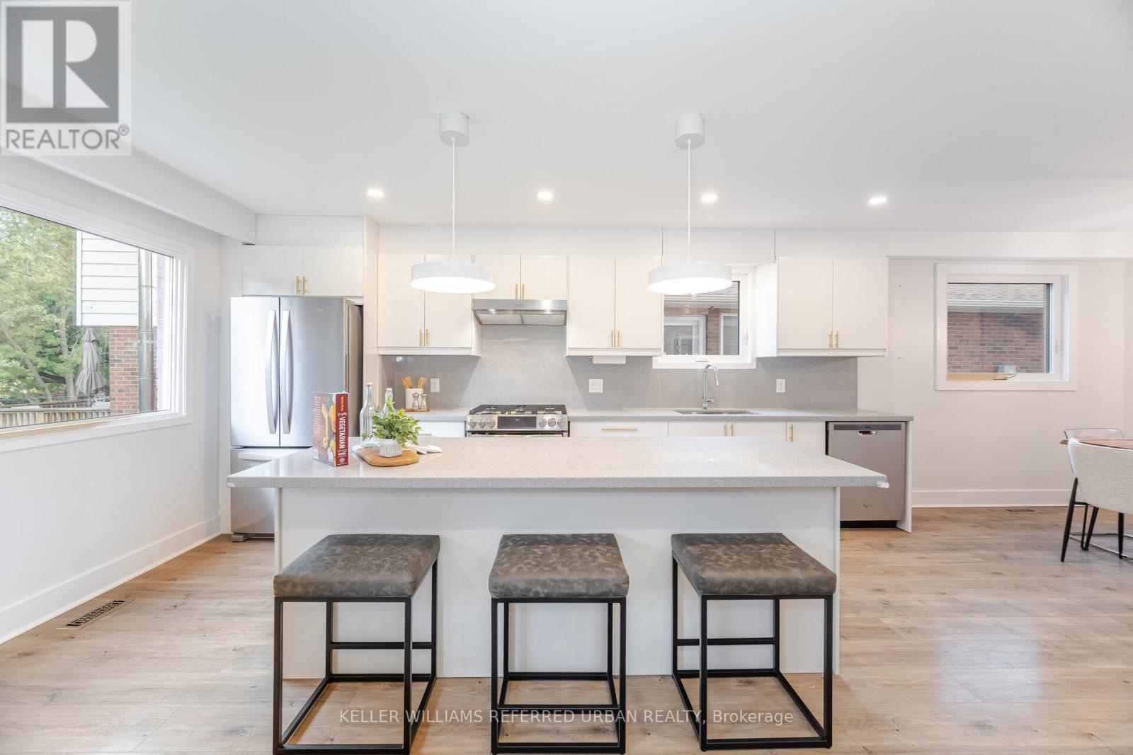 35 Bremen Lane, Mississauga, Ontario  L5M 1G7 - Photo 7 - W12460925