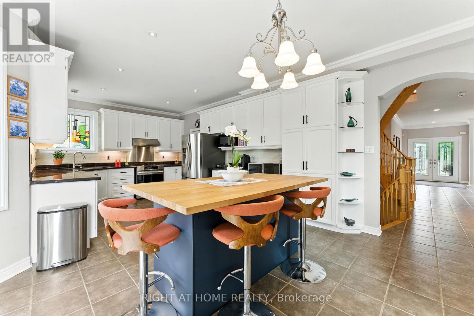 2465 Whistling Springs Crescent, Oakville, Ontario  L6M 5G4 - Photo 7 - W12460948