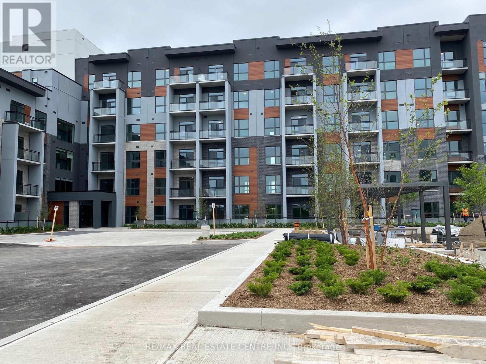 228 - 95 DUNDAS STREET W, Oakville, Ontario