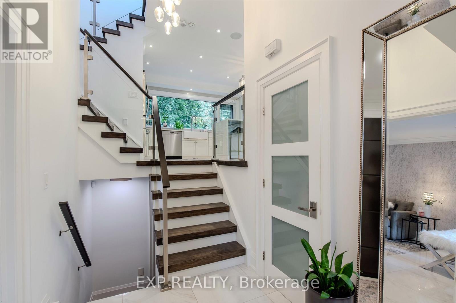 467 Caesar Avenue, Oakville, Ontario  L6J 3Z1 - Photo 3 - W12460965