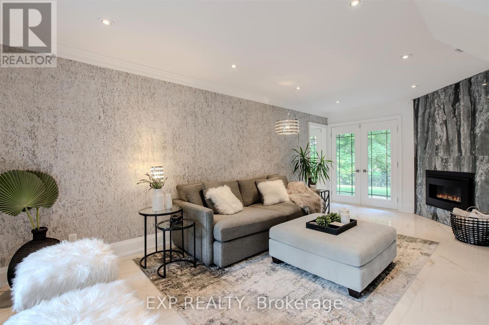467 Caesar Avenue, Oakville, Ontario  L6J 3Z1 - Photo 4 - W12460965