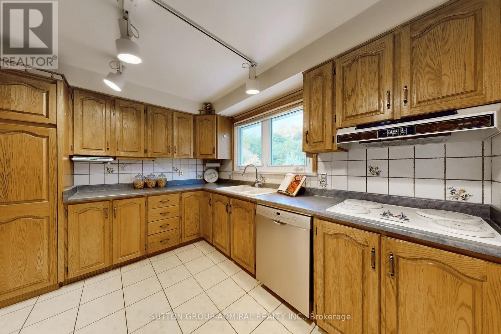 78 Belfry Drive, Newmarket, Ontario  L3Y 3G1 - Photo 7 - N12460848