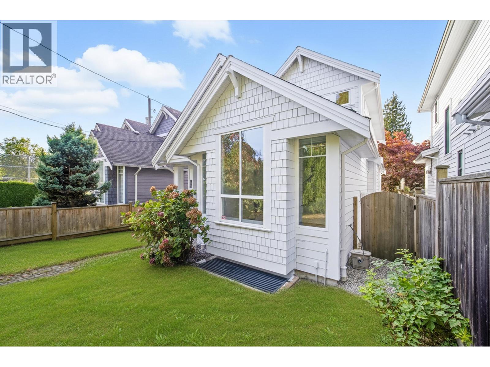 2411 George Street, North Vancouver, British Columbia  V7P 2N4 - Photo 2 - R3057971