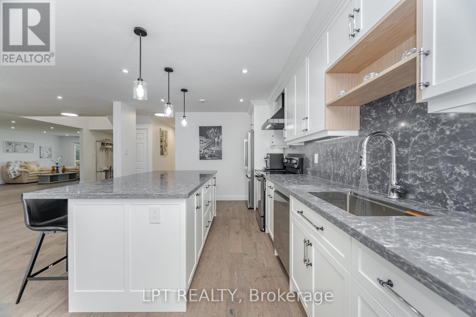 1324 Birchcliff Drive, Oakville, Ontario  L6M 2A4 - Photo 16 - W12460911