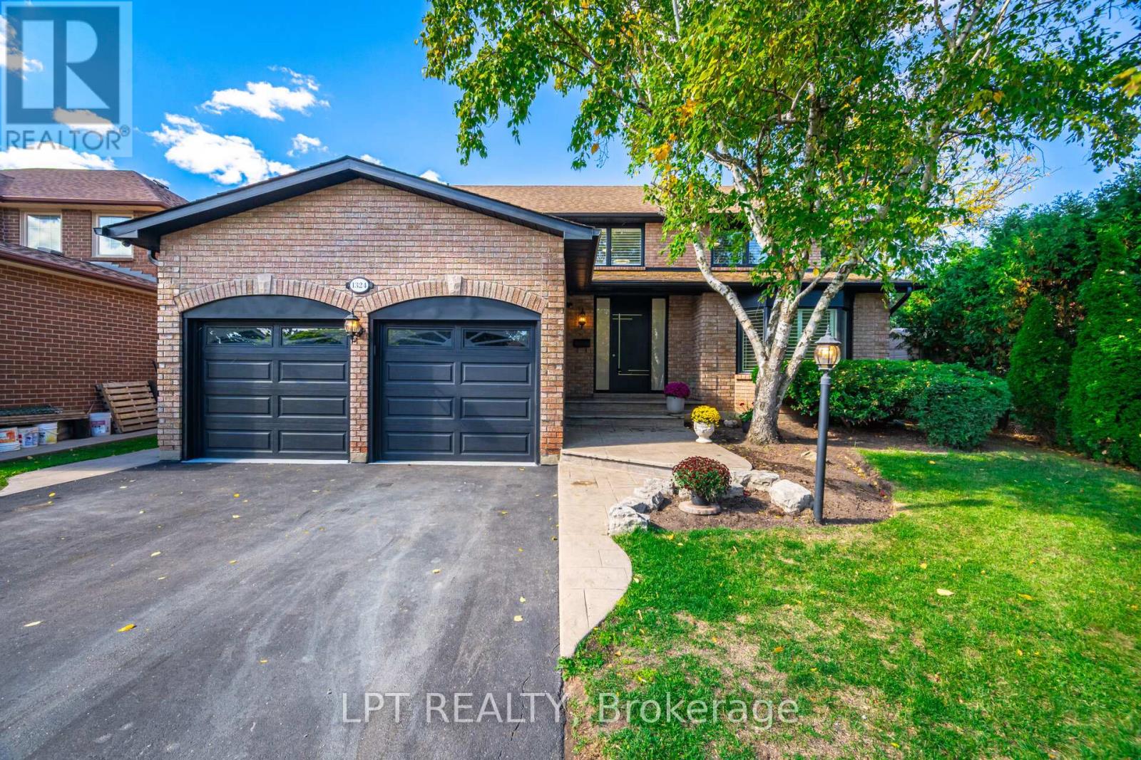 1324 Birchcliff Drive, Oakville, Ontario  L6M 2A4 - Photo 5 - W12460911