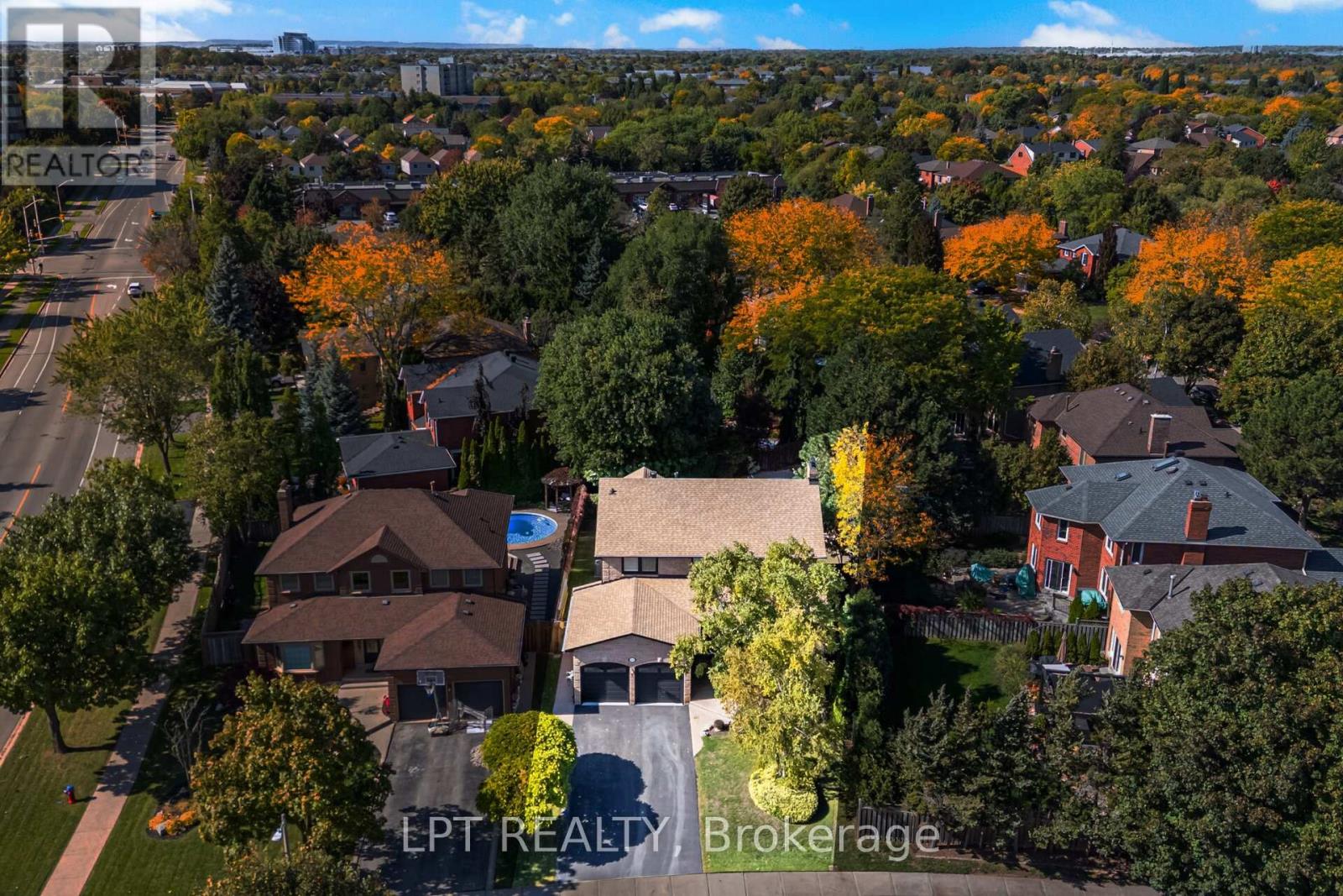 1324 Birchcliff Drive, Oakville, Ontario  L6M 2A4 - Photo 2 - W12460911