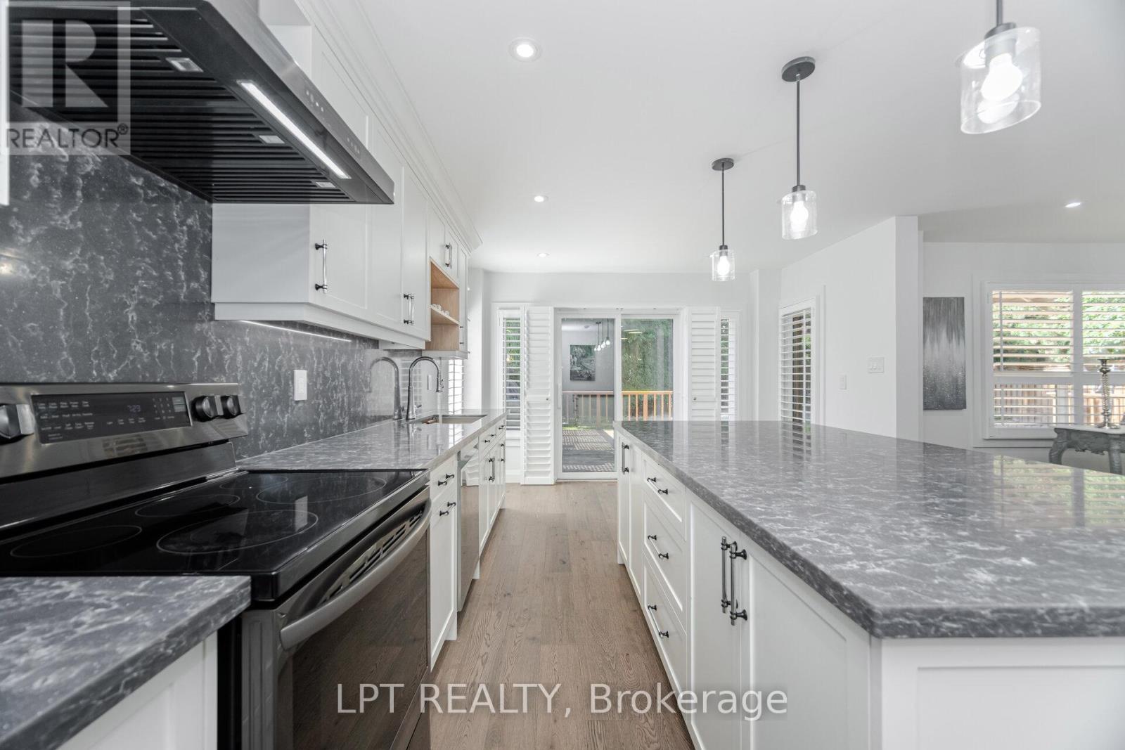 1324 Birchcliff Drive, Oakville, Ontario  L6M 2A4 - Photo 17 - W12460911