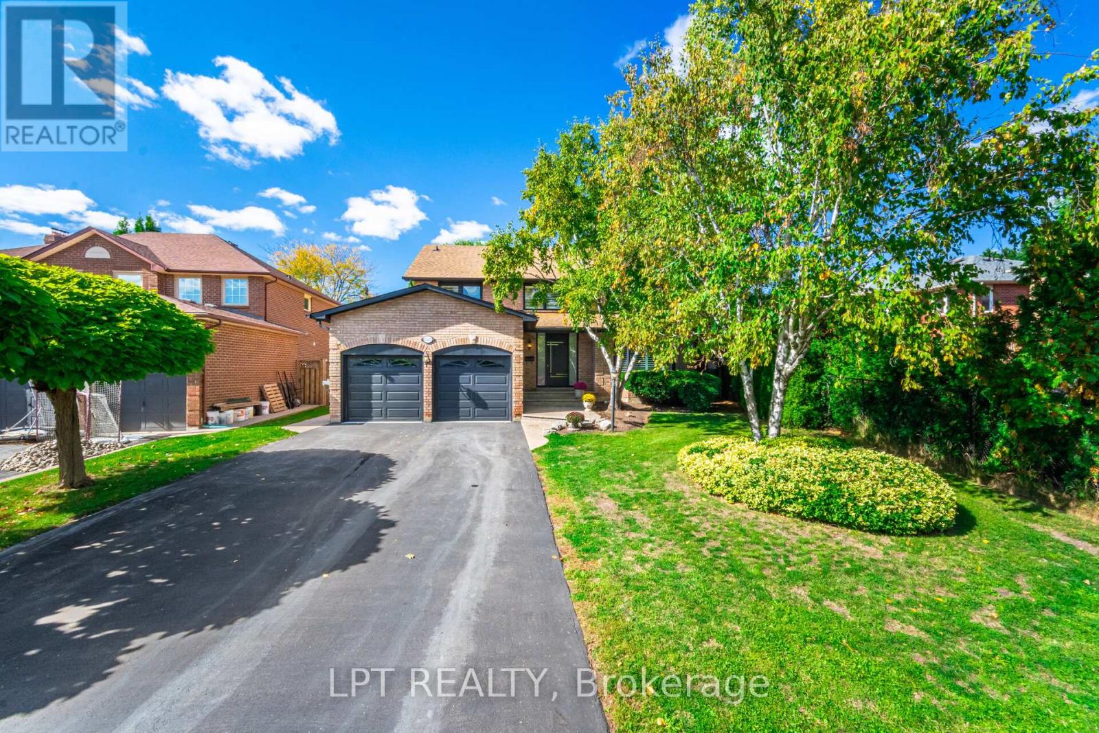 1324 Birchcliff Drive, Oakville, Ontario  L6M 2A4 - Photo 4 - W12460911