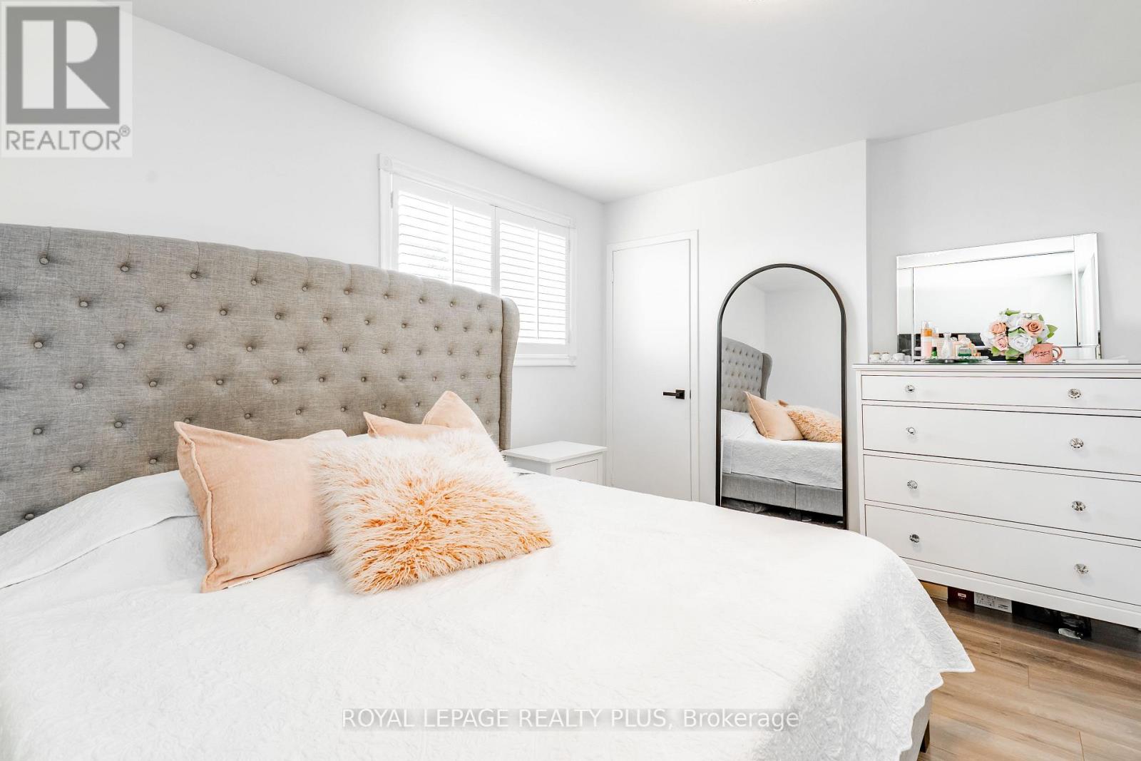 568 Fergo Avenue, Mississauga, Ontario  L5B 2J3 - Photo 21 - W12384513
