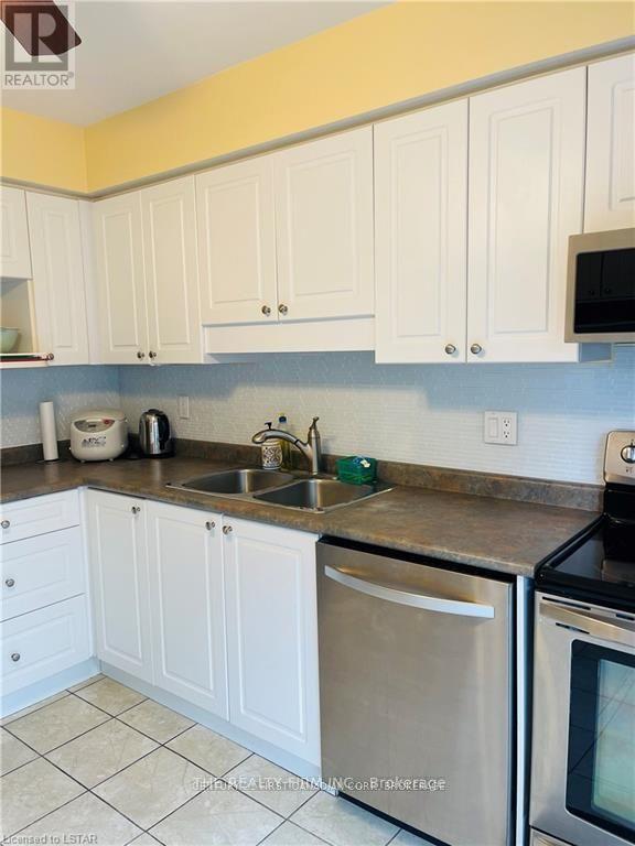 5 - 215 North Centre Road, London North, Ontario  N5X 4E3 - Photo 6 - X12449653