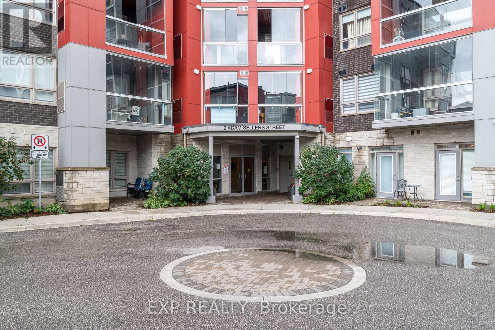 401 - 2 Adam Sellers Street, Markham, Ontario  L6B 1P2 - Photo 3 - N12441566