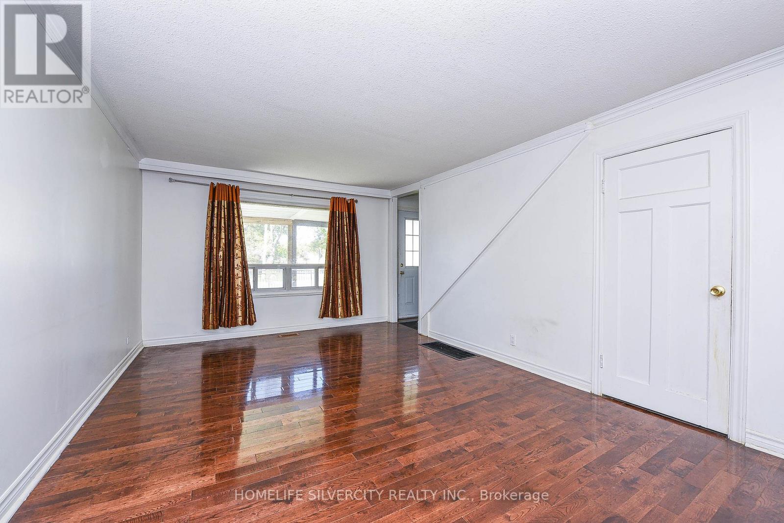 3076 Churchill Avenue, Mississauga, Ontario  L4T 1R3 - Photo 6 - W12460433