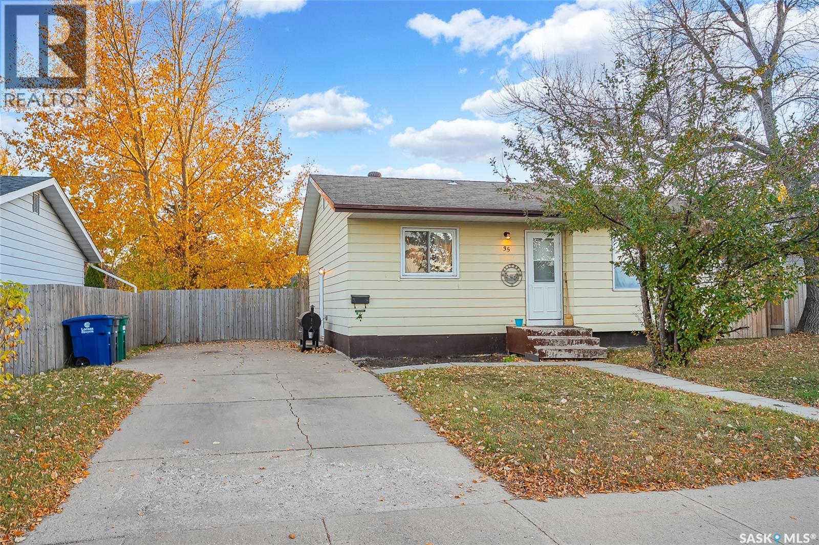 35 Bernard Crescent, Saskatoon, Saskatchewan  S7L 5L6 - Photo 2 - SK020778