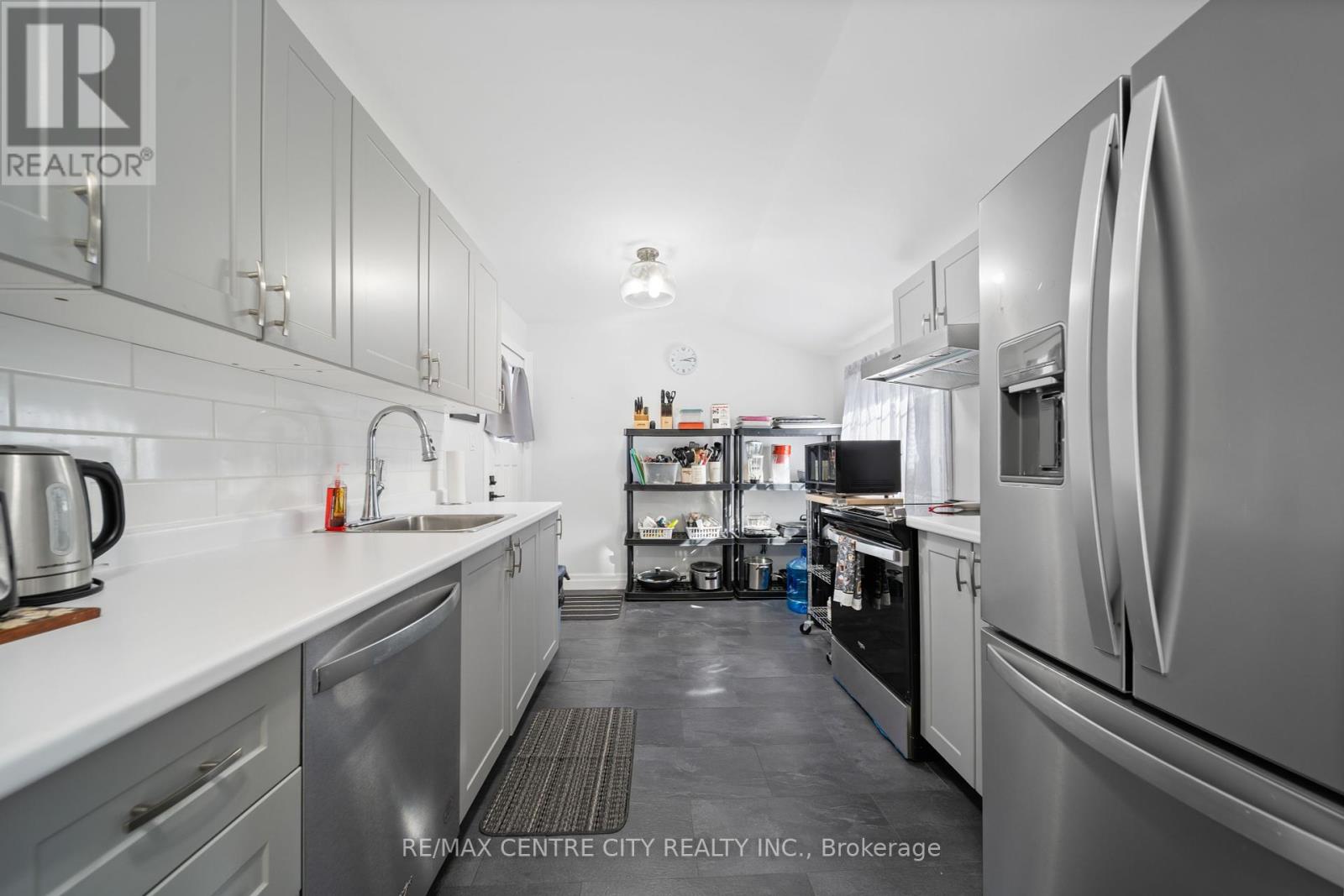 174 Centre Street, St. Thomas, Ontario  N5R 3A4 - Photo 3 - X12461207