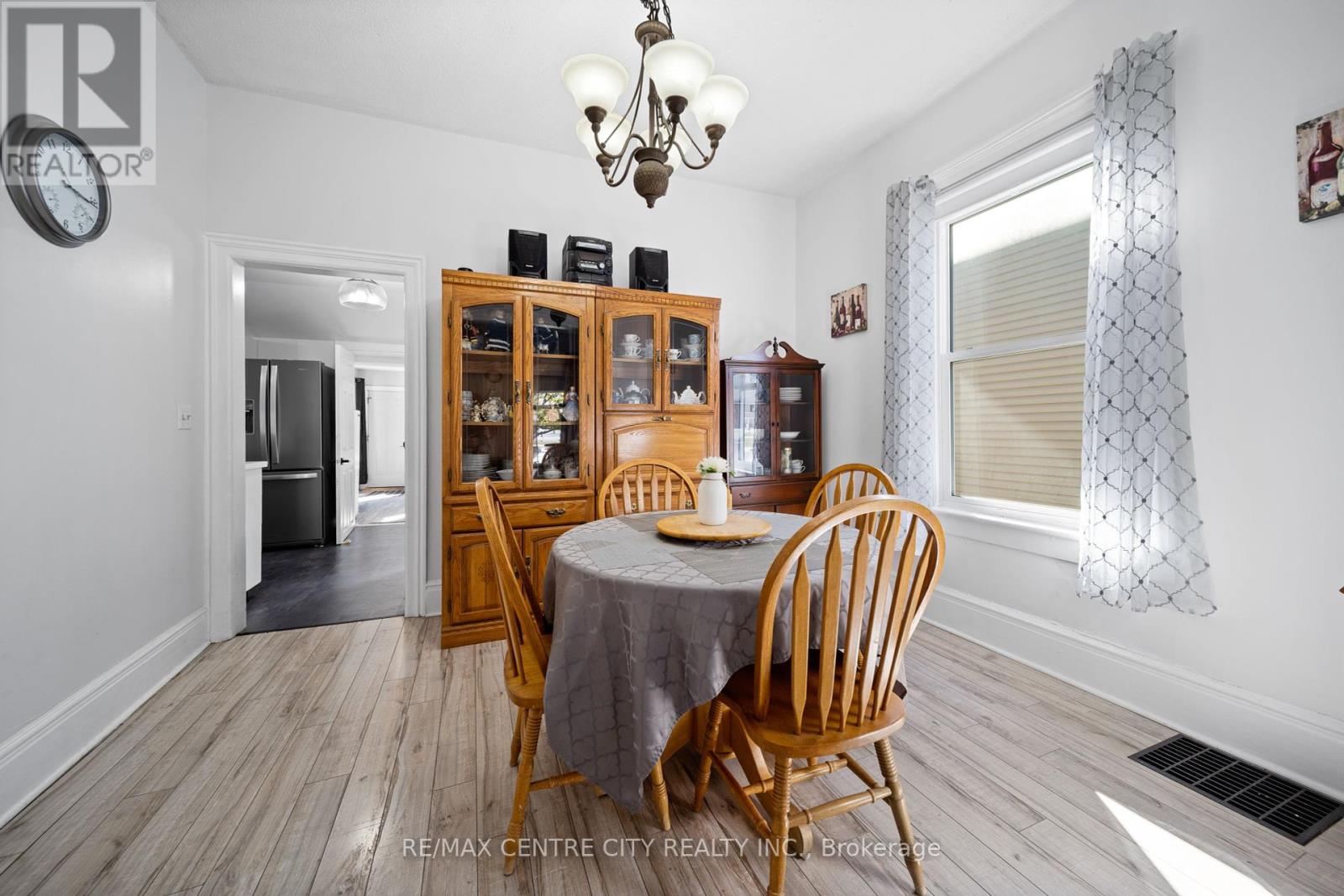 174 Centre Street, St. Thomas, Ontario  N5R 3A4 - Photo 5 - X12461207