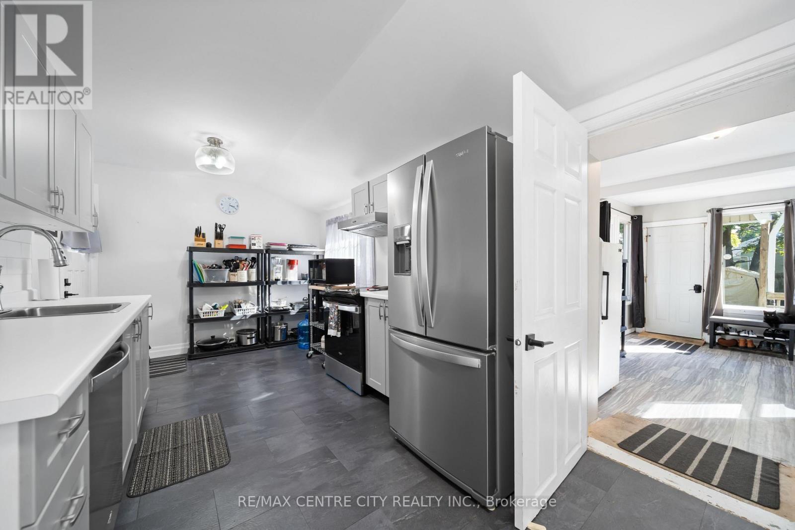 174 Centre Street, St. Thomas, Ontario  N5R 3A4 - Photo 8 - X12461207
