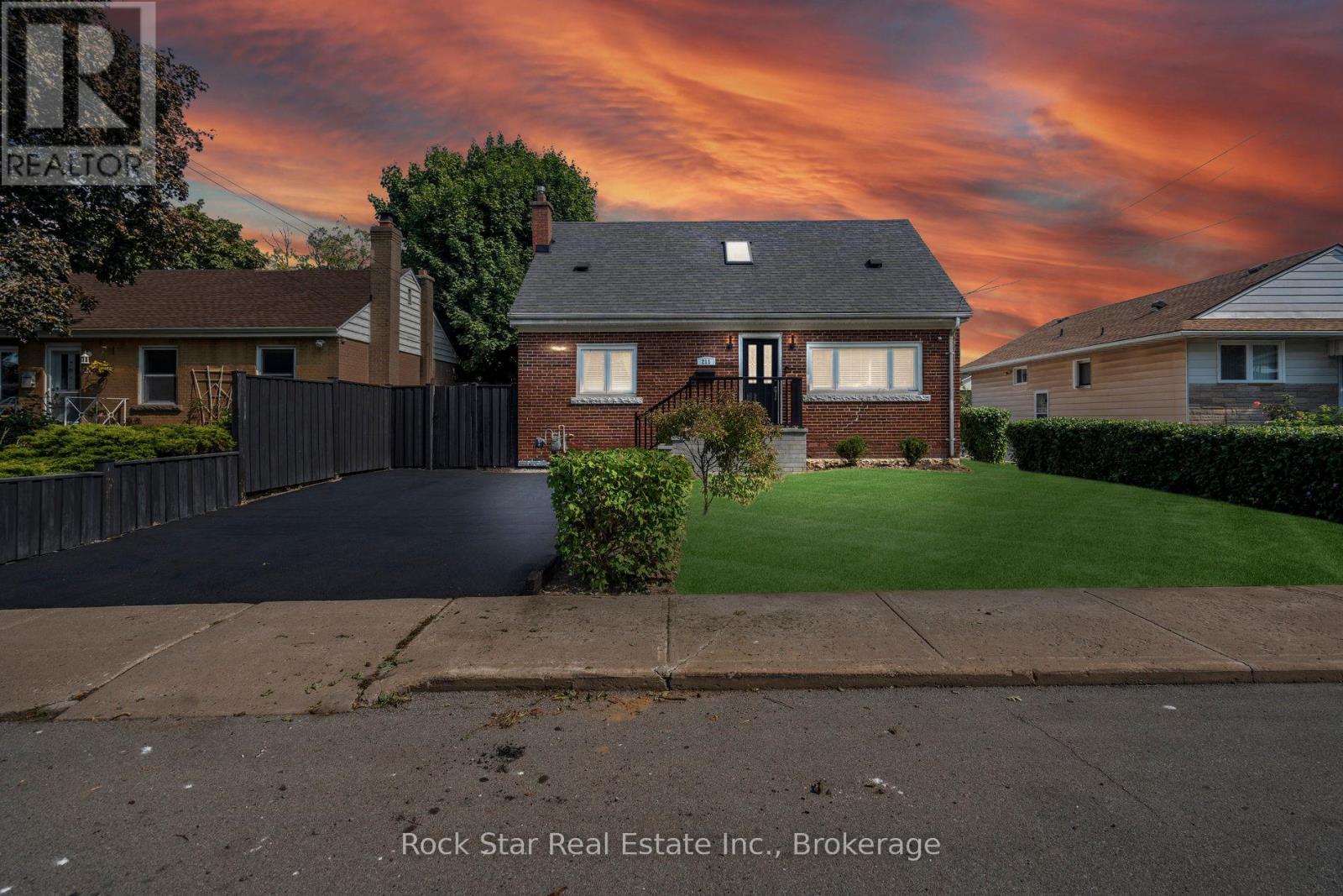 211 Rosedale Avenue, Hamilton, Ontario  L8K 4N6 - Photo 3 - X12461052