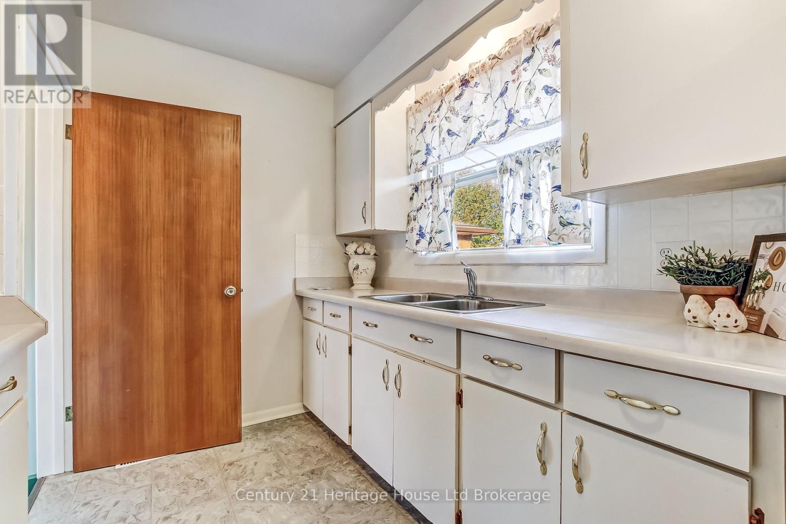 1009 Warwick Street, Woodstock, Ontario  N4S 4S3 - Photo 12 - X12461142