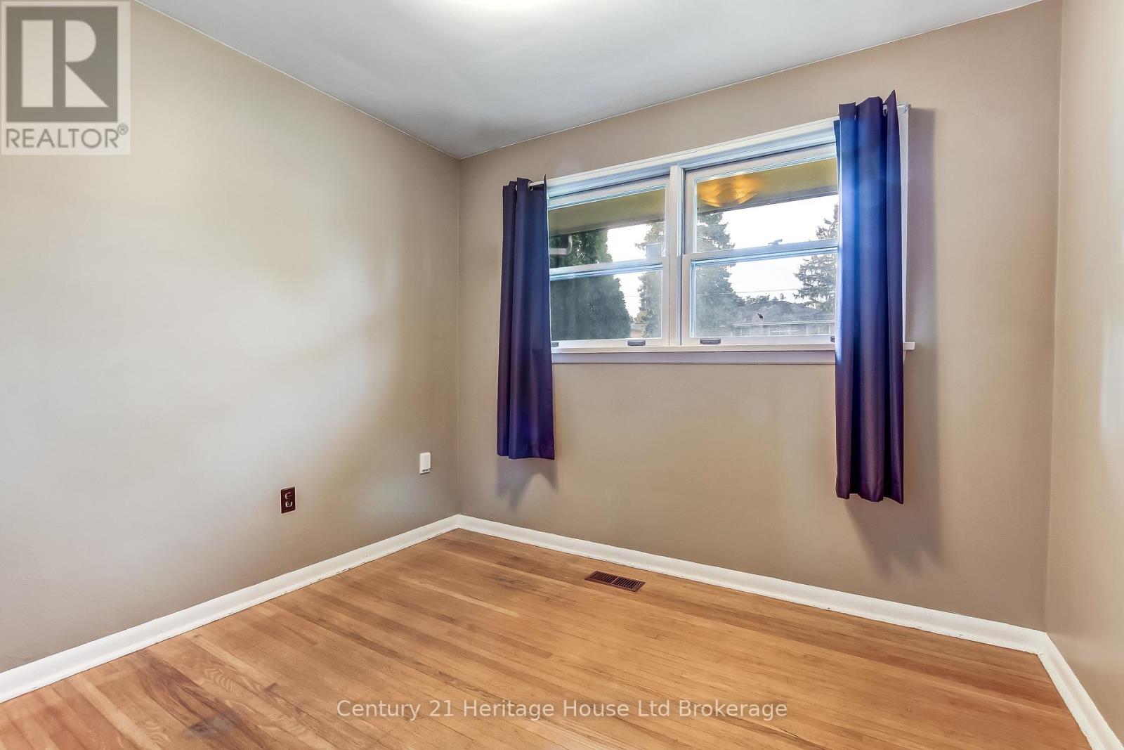 1009 Warwick Street, Woodstock, Ontario  N4S 4S3 - Photo 15 - X12461142