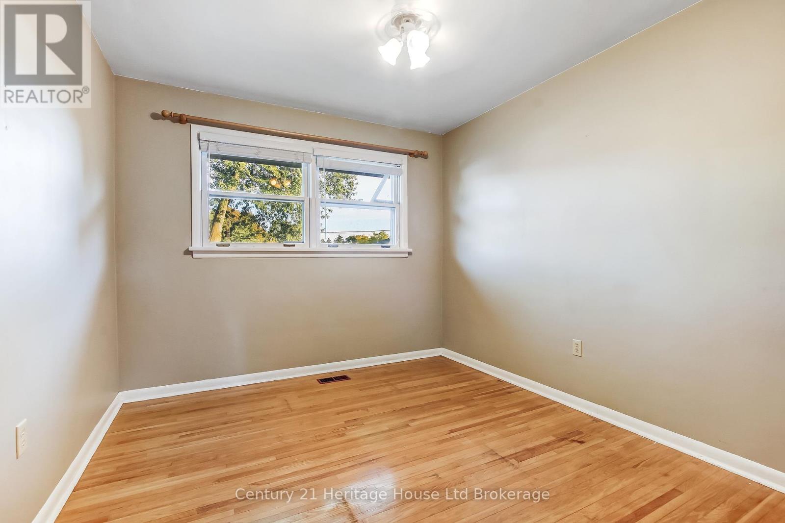 1009 Warwick Street, Woodstock, Ontario  N4S 4S3 - Photo 17 - X12461142