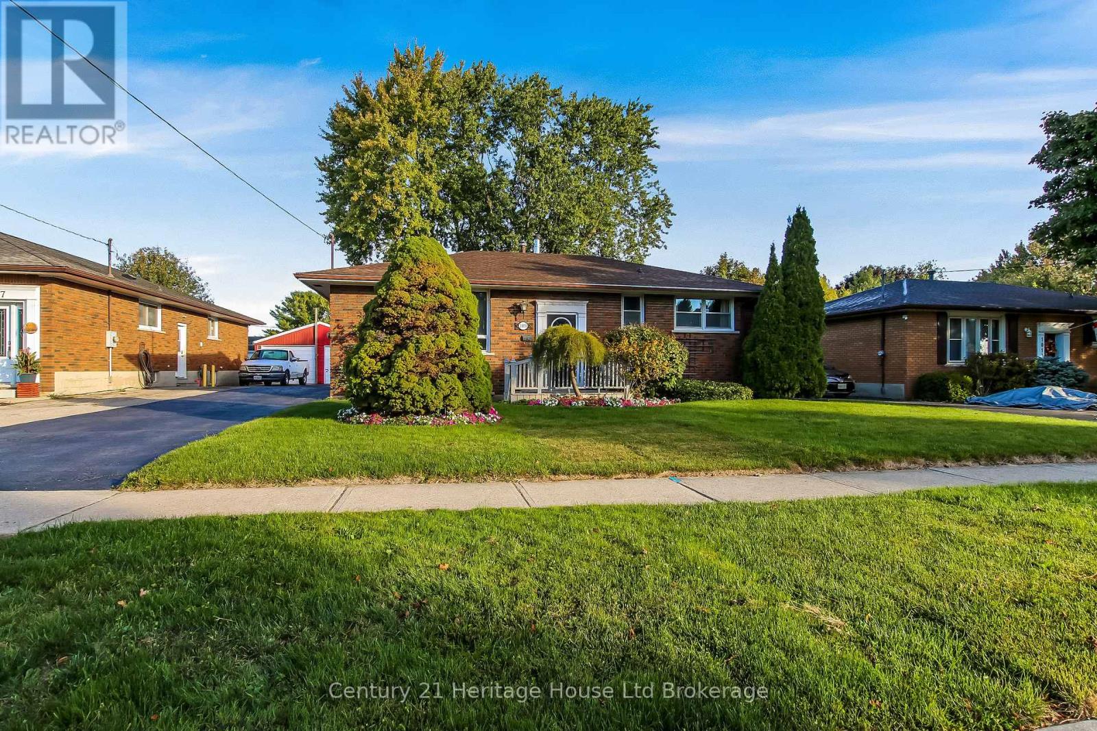 1009 Warwick Street, Woodstock, Ontario  N4S 4S3 - Photo 3 - X12461142