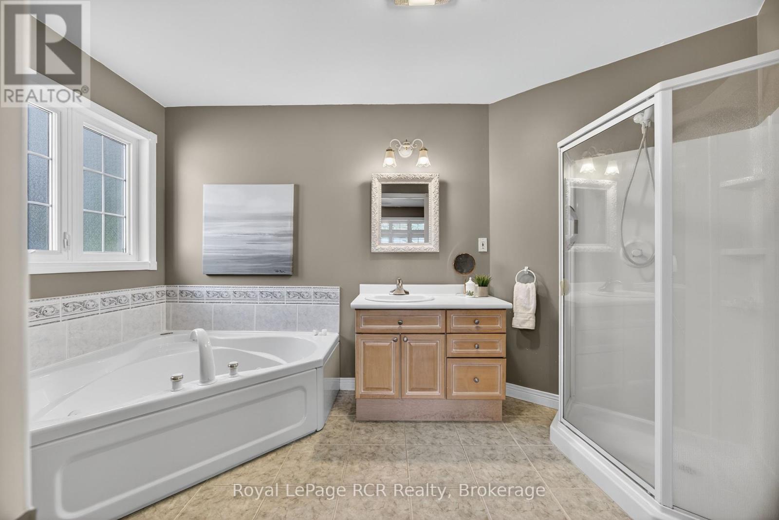 68 Fairway Crescent, Wasaga Beach, Ontario  L9Z 1B8 - Photo 14 - S12461149