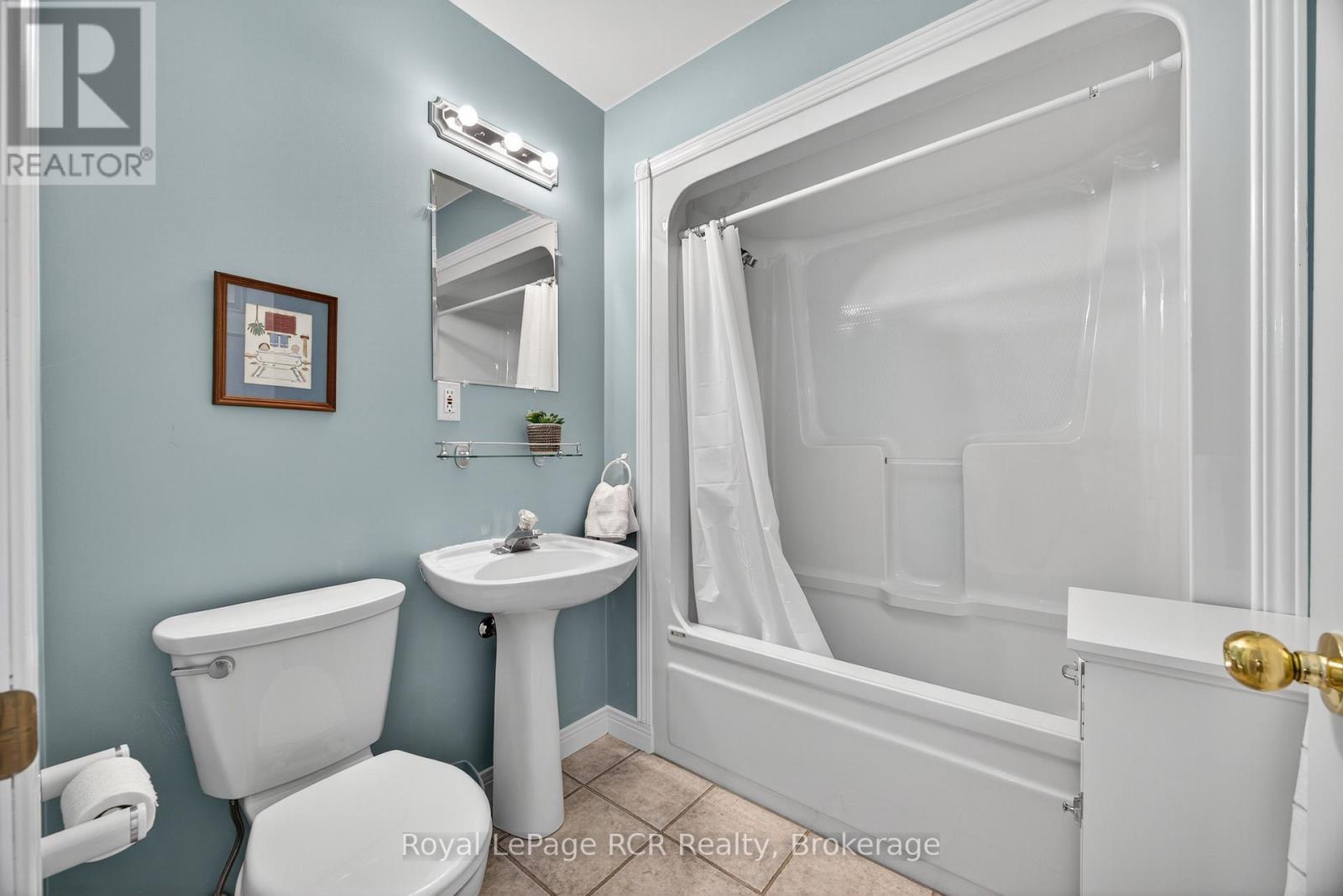 68 Fairway Crescent, Wasaga Beach, Ontario  L9Z 1B8 - Photo 16 - S12461149
