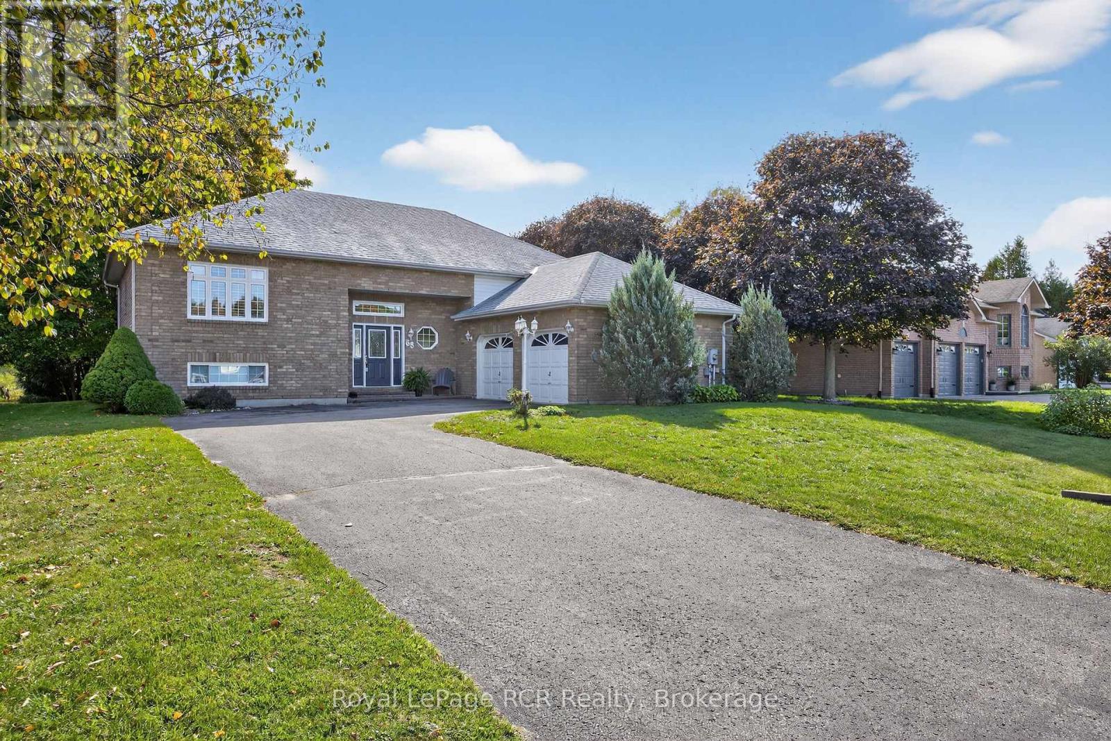 68 Fairway Crescent, Wasaga Beach, Ontario  L9Z 1B8 - Photo 2 - S12461149