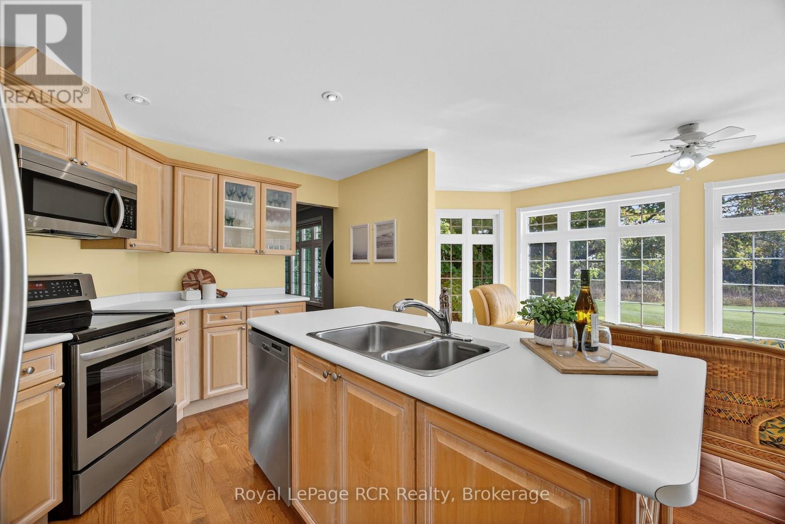 68 Fairway Crescent, Wasaga Beach, Ontario  L9Z 1B8 - Photo 6 - S12461149