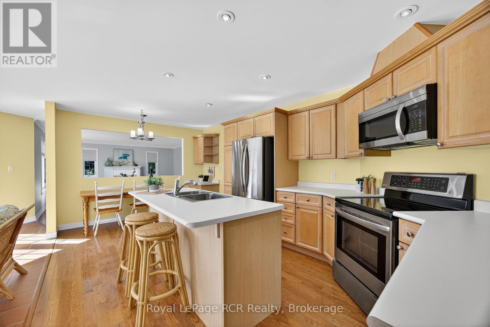 68 Fairway Crescent, Wasaga Beach, Ontario  L9Z 1B8 - Photo 7 - S12461149
