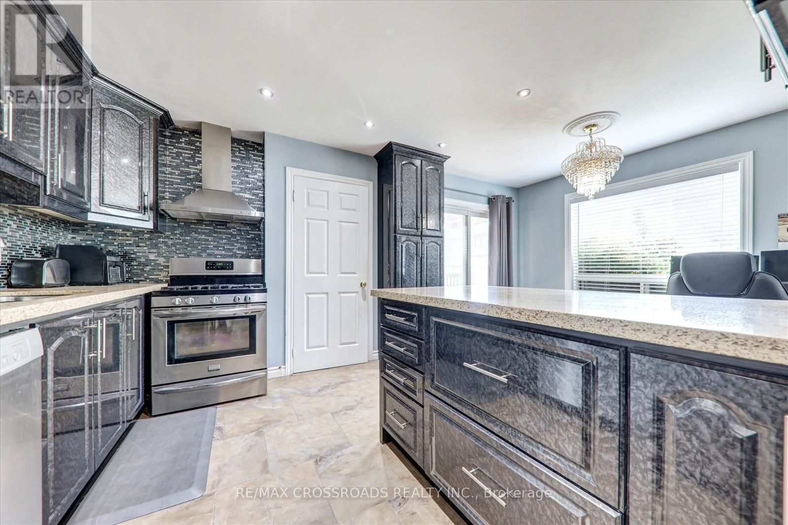 33 Greenhalf Drive, Ajax, Ontario  L1S 7N7 - Photo 15 - E12461011