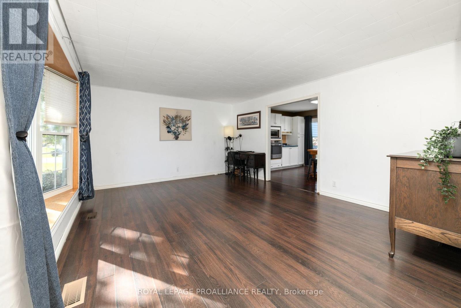 1067 Airport Parkway, Belleville, Ontario  K8N 4Z6 - Photo 5 - X12461146