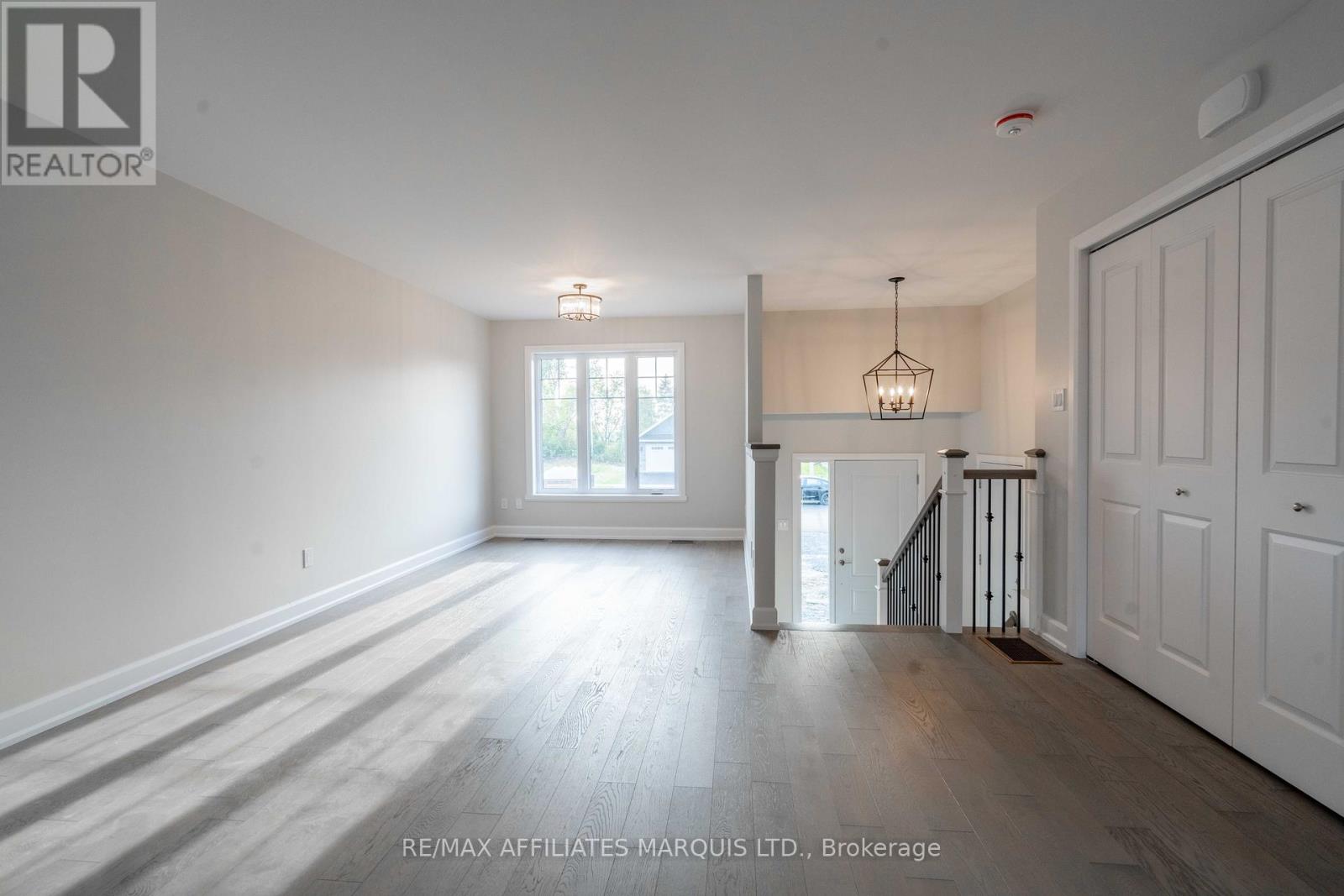 112 Woodland Drive, Cornwall, Ontario  K6H 0H2 - Photo 3 - X12461088