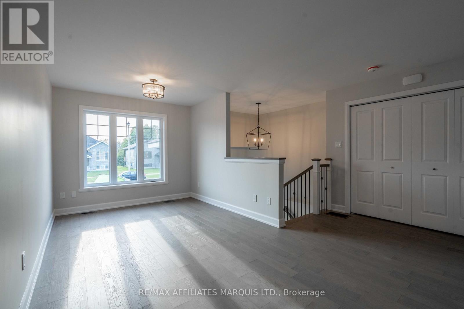 112 Woodland Drive, Cornwall, Ontario  K6H 0H2 - Photo 4 - X12461088