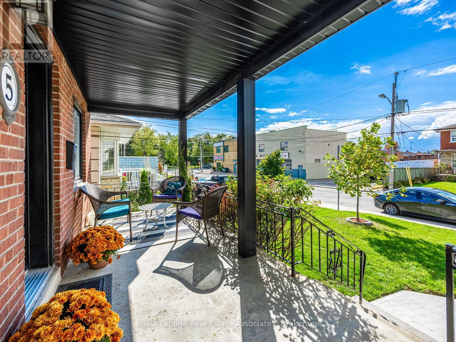 5 Little Boulevard, Toronto, Ontario  M6E 4N1 - Photo 2 - W12460974