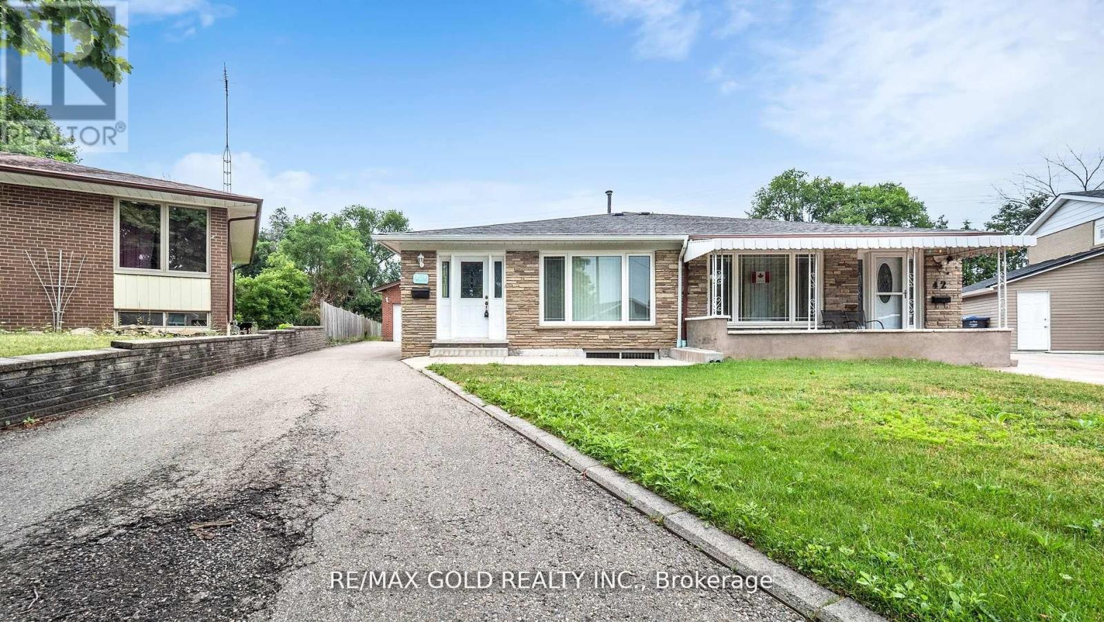 44 CHATSWORTH DRIVE, Brampton, Ontario