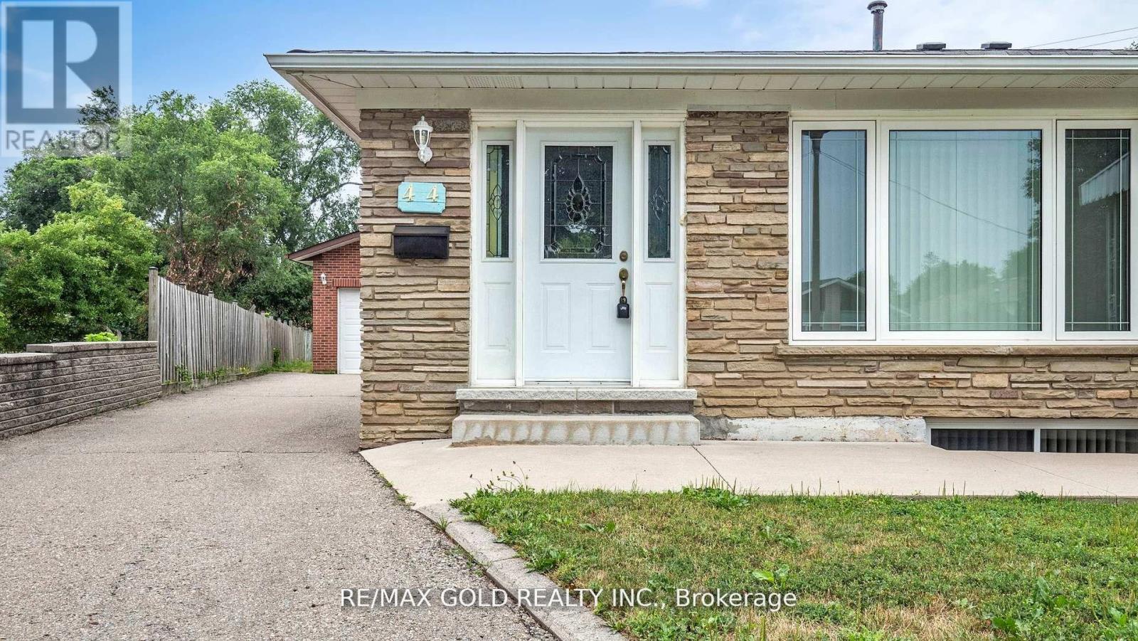 44 Chatsworth Drive, Brampton, Ontario  L6X 2L9 - Photo 2 - W12460991