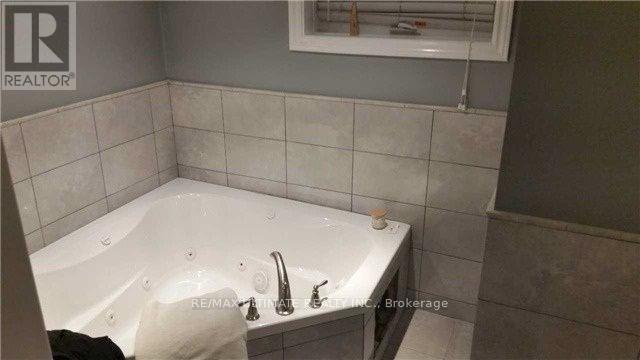 19 Donalbert Road, Toronto, Ontario  M9B 2E6 - Photo 6 - W12460999