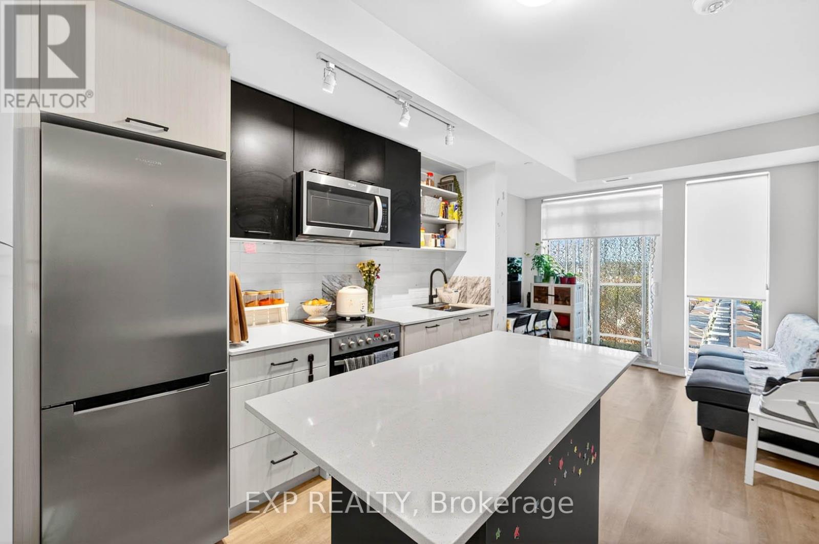 813 - 2300 St Clair Avenue W, Toronto, Ontario  M6N 1K8 - Photo 10 - W12461014