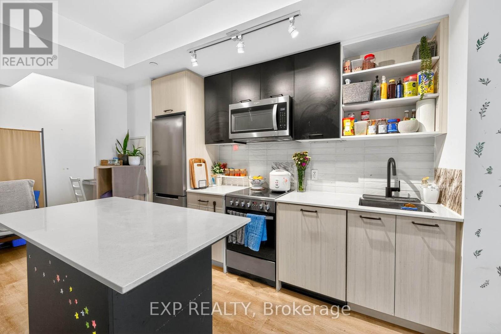 813 - 2300 St Clair Avenue W, Toronto, Ontario  M6N 1K8 - Photo 15 - W12461014