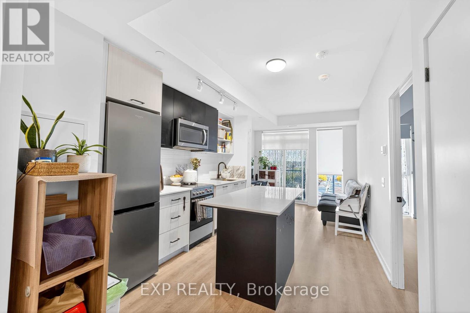 813 - 2300 St Clair Avenue W, Toronto, Ontario  M6N 1K8 - Photo 8 - W12461014
