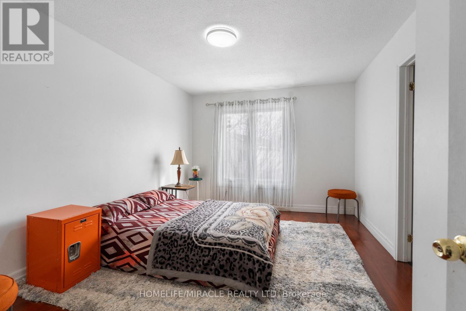 127 Fanshawe Drive, Brampton, Ontario  L6Z 1A8 - Photo 4 - W12461015