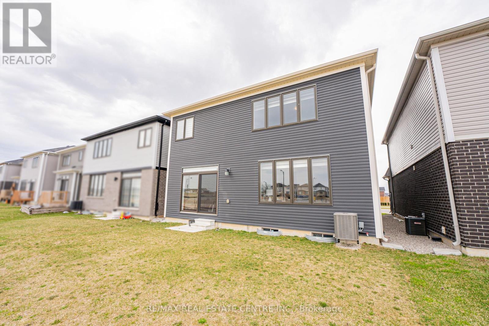 22 Oaktree Drive, Haldimand, Ontario  N3W 0E6 - Photo 48 - X12460982