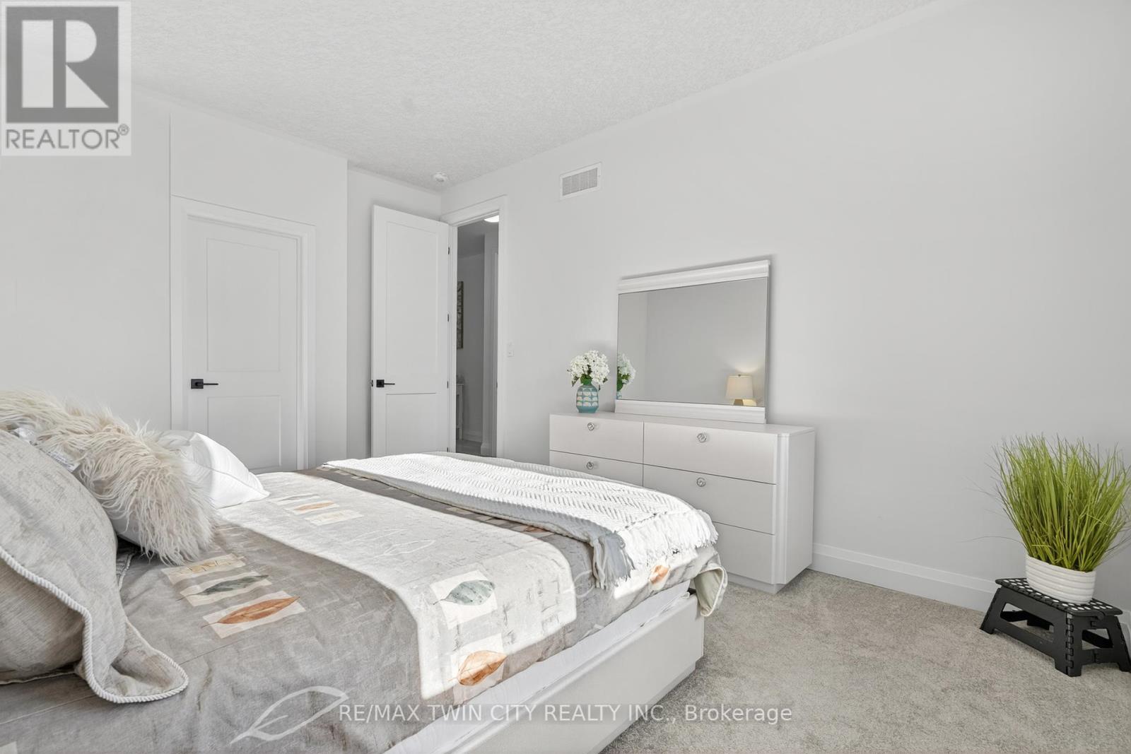 296 Raspberry Place, Waterloo, Ontario  N2V 0H3 - Photo 36 - X12461037