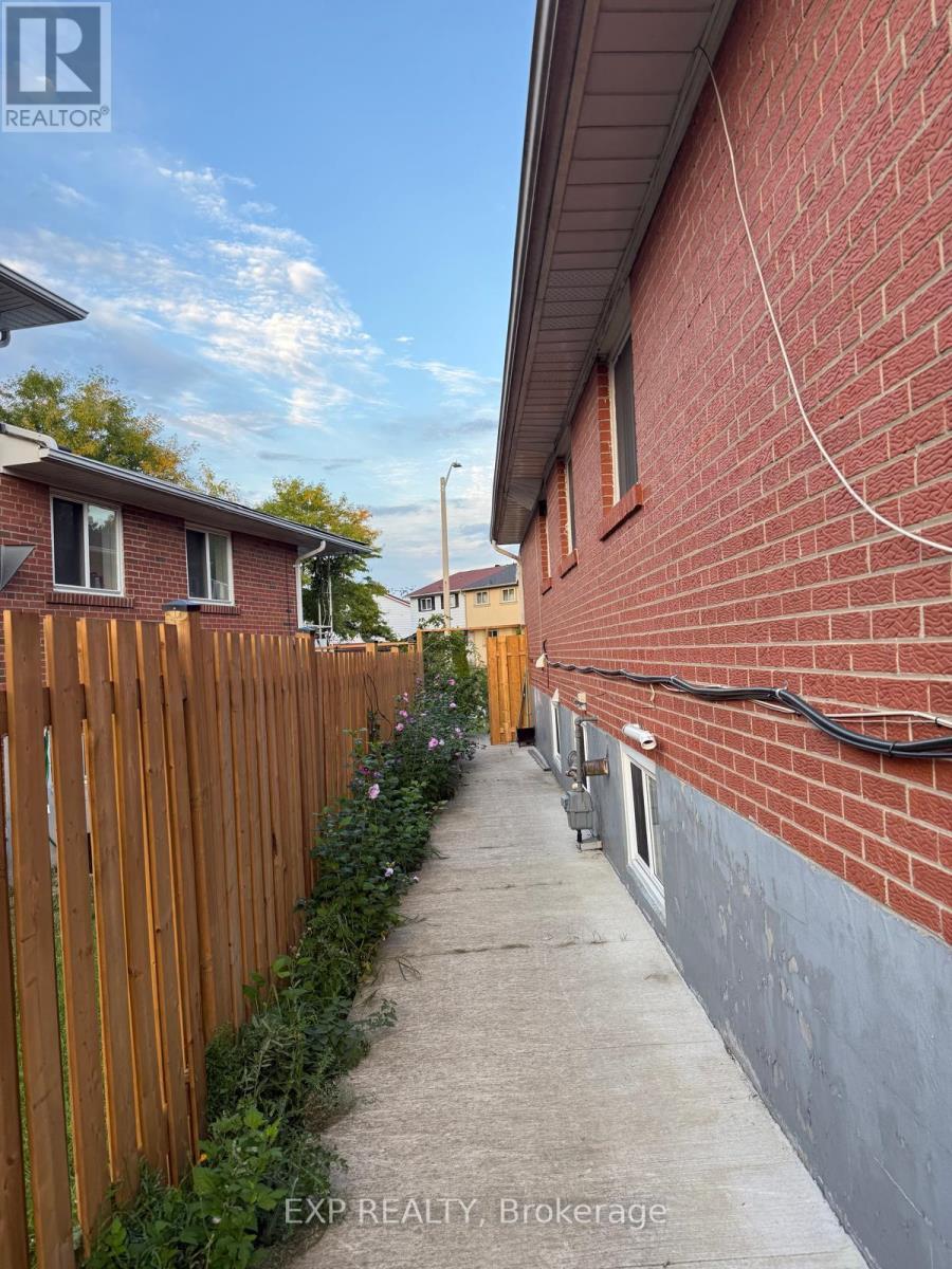 7292 Redfox Road, Mississauga, Ontario  L4T 2L8 - Photo 25 - W12444415