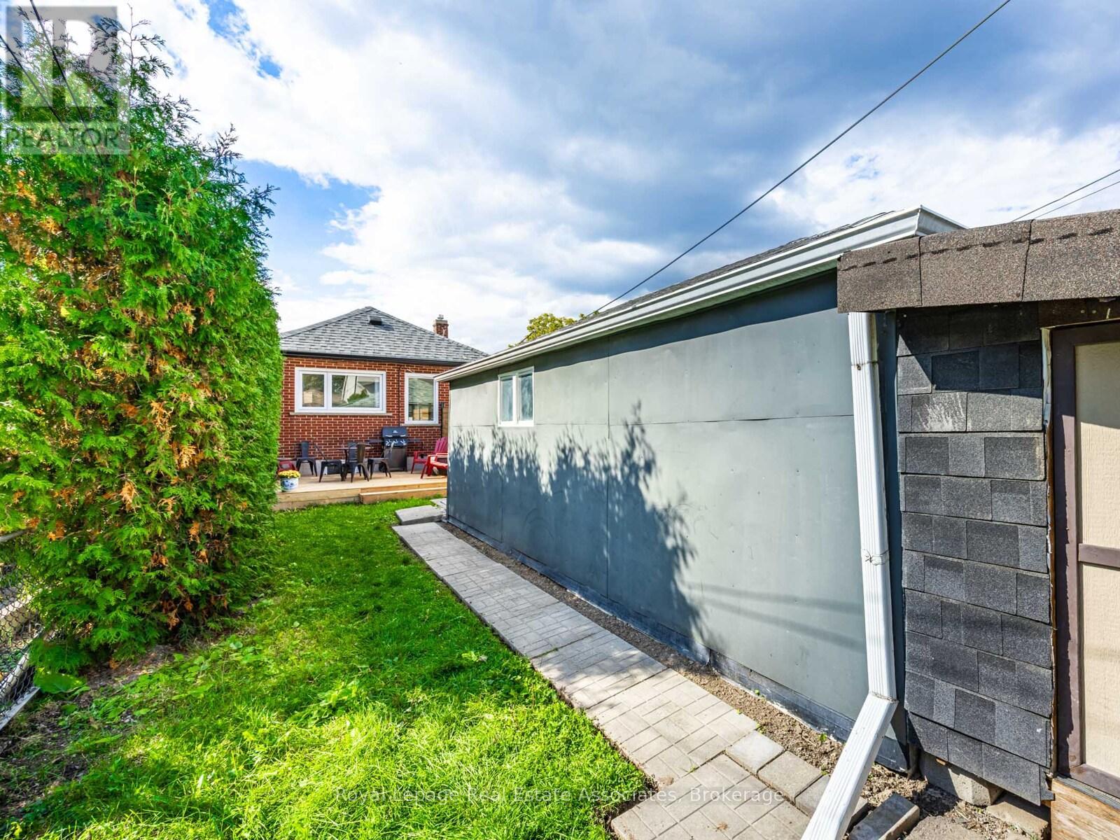 5 Little Boulevard, Toronto, Ontario  M6E 4N1 - Photo 35 - W12460974